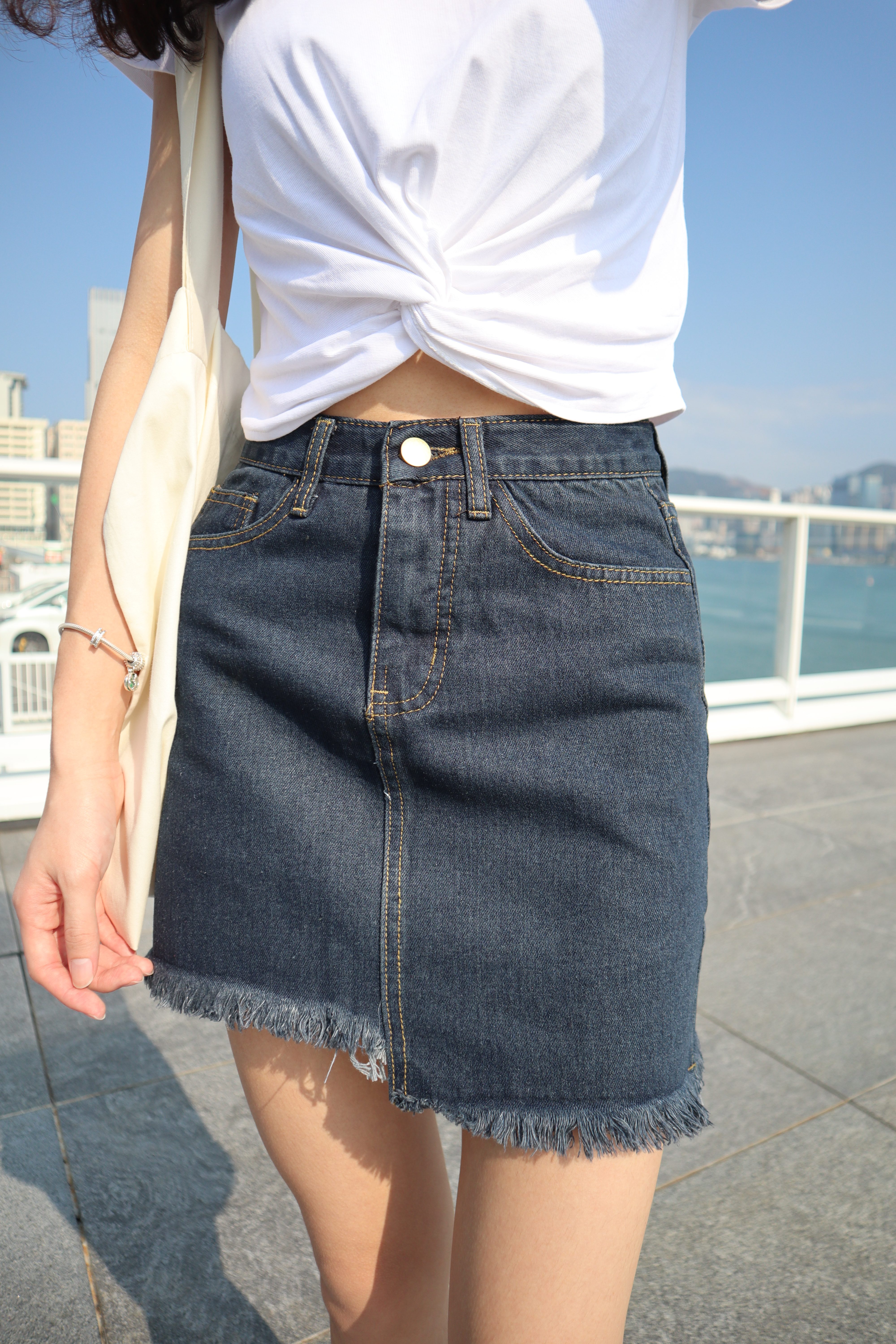 不對稱剪裁不修邊牛仔裙 深藍色