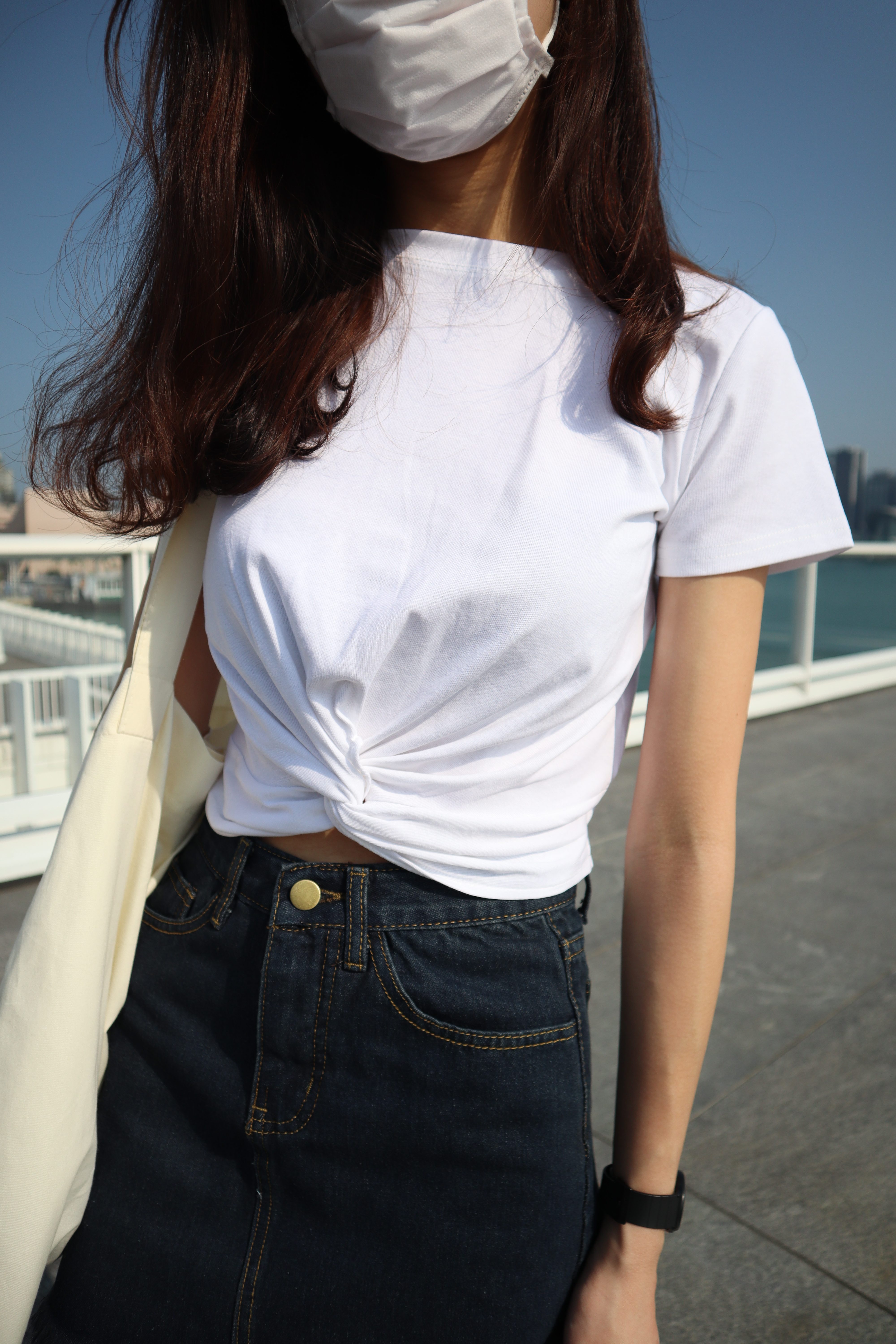 白色扭結短版上衣