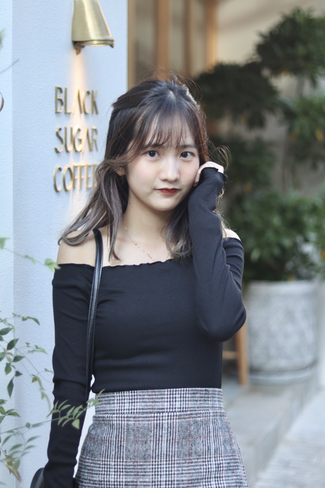 小捲邊顯身材貼身一字膊上衣