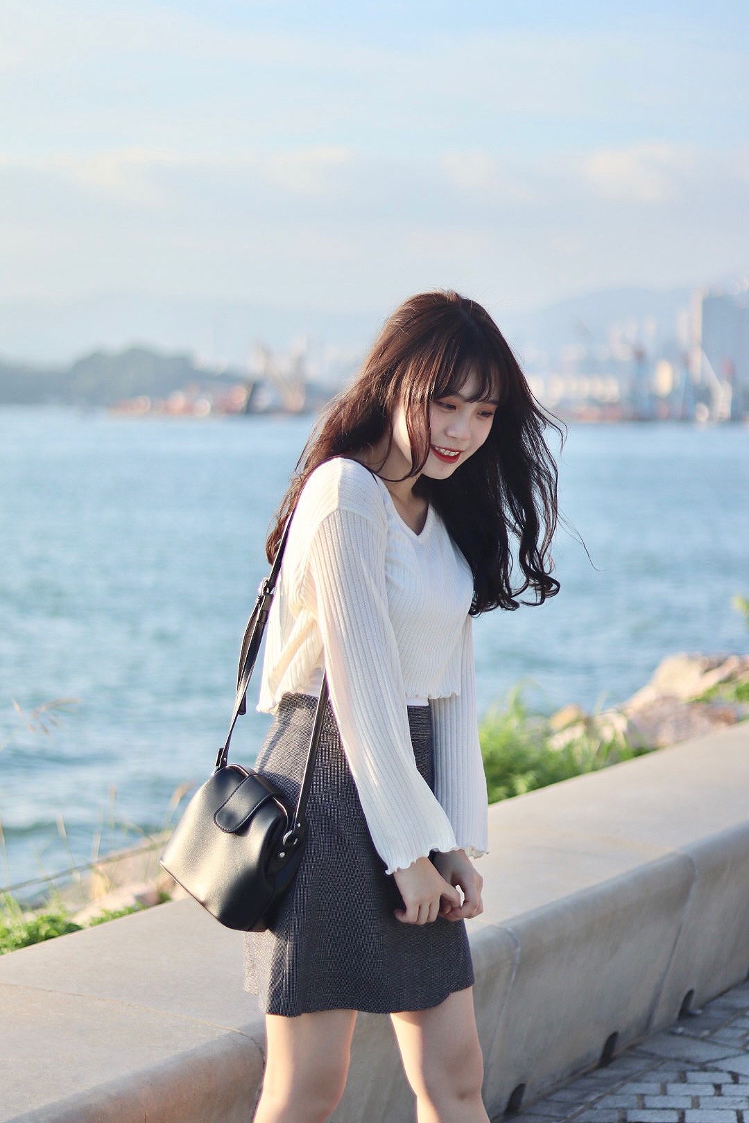 Cindy自留款 隨性小捲邊微透膚落肩短版上衣 三色入