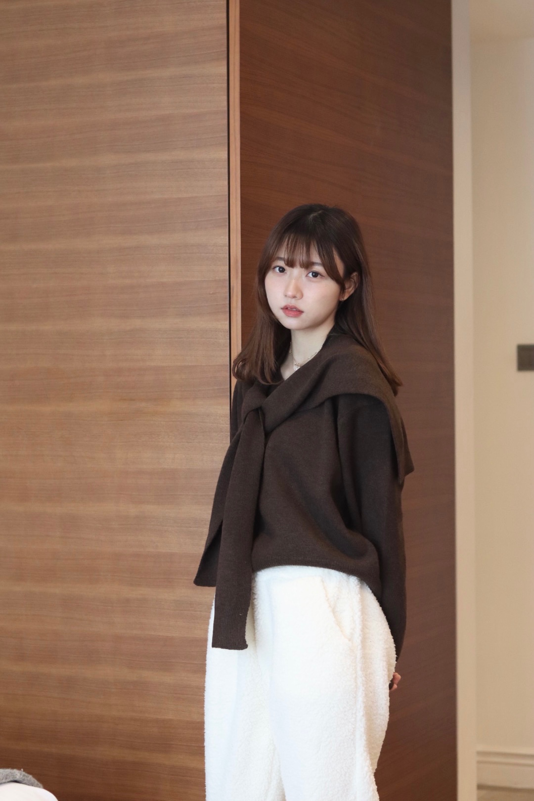 V領柔軟寬鬆版型落肩針織上衣 連小斗篷