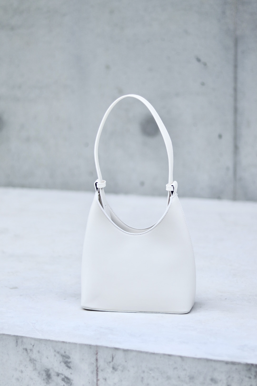 店主推薦款 超實用的半月開口小手袋 兩色入