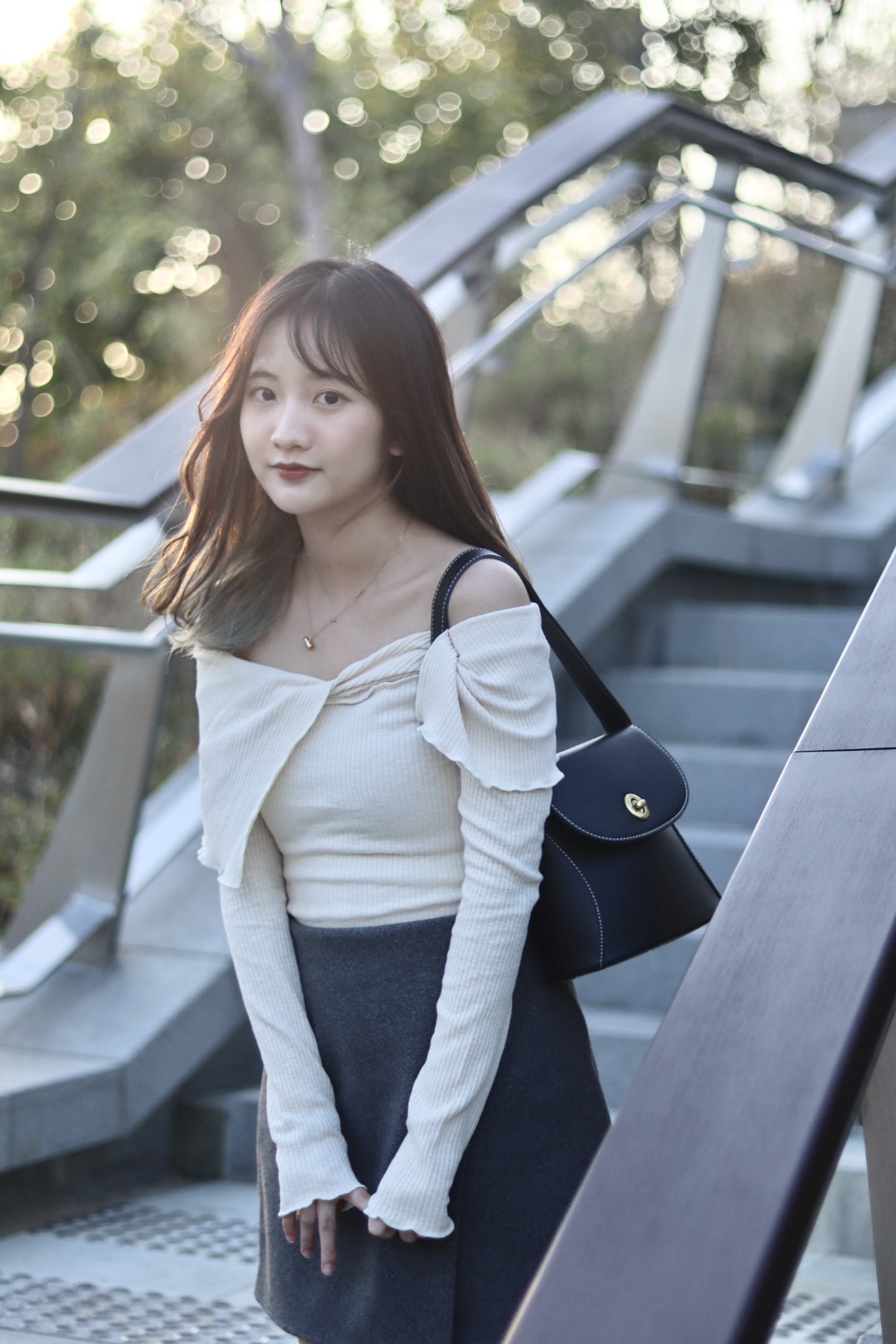 捲捲邊一字膊翻領彈力上衣 兩色入