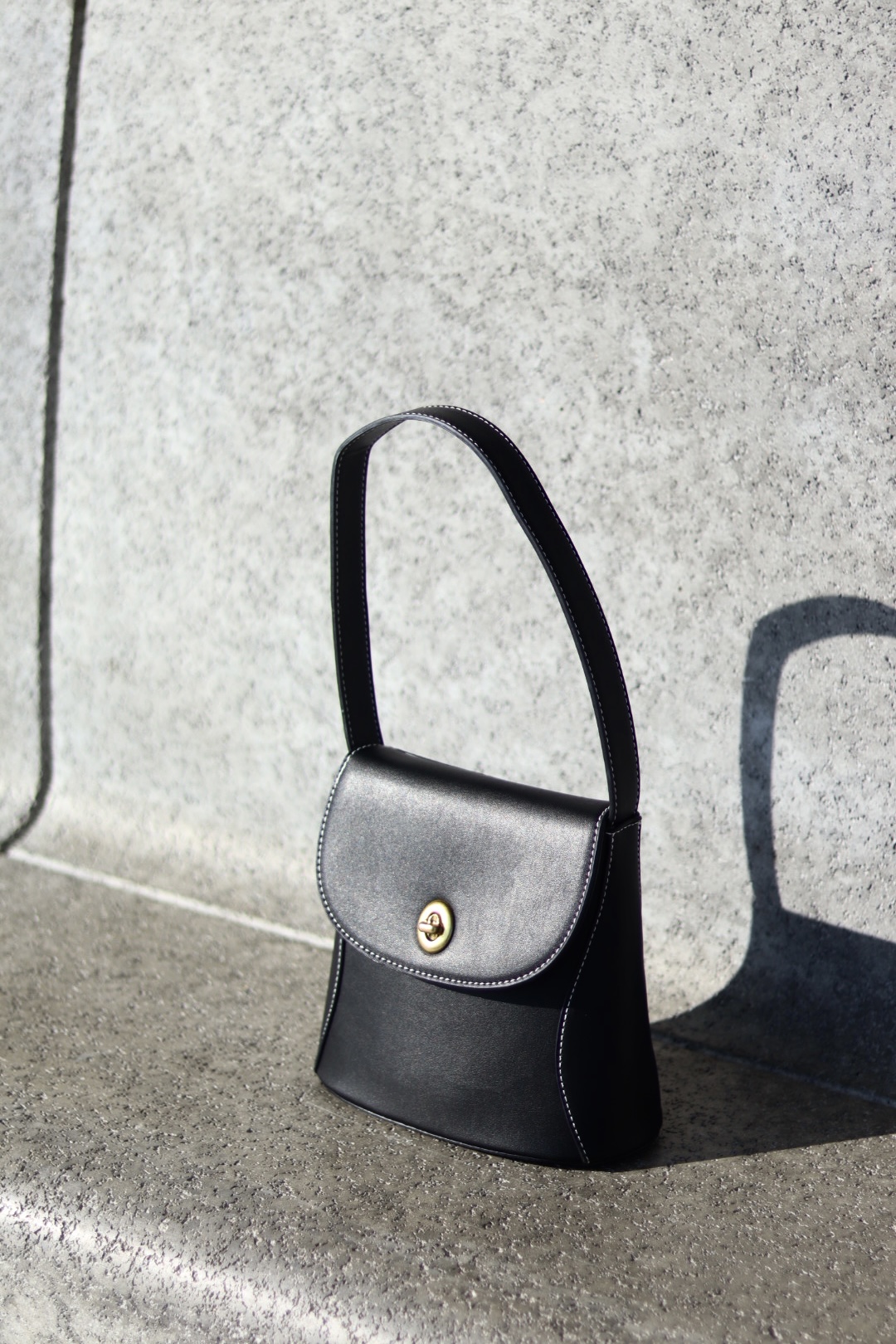 復古小旋轉金扣明線手袋 兩色入