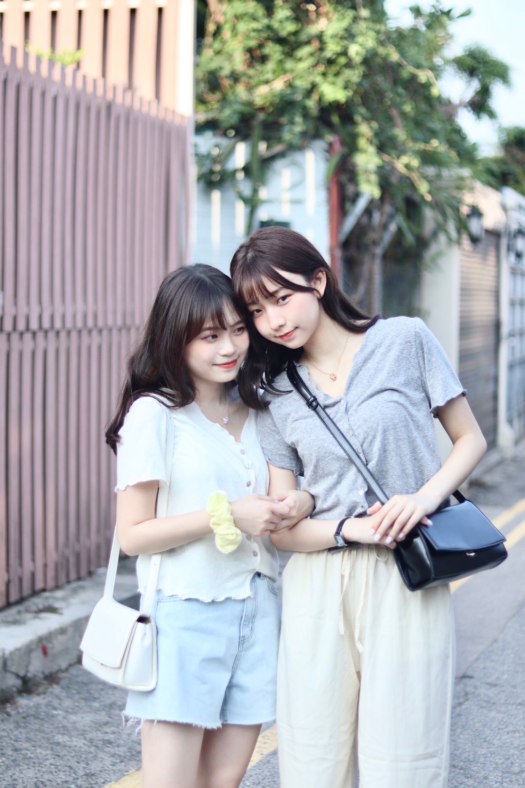 春夏薄身軟綿綿V領卷卷邊貝殼排扣上衣 新增至3色入