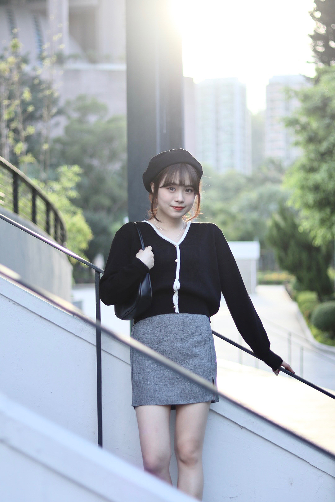 盆骨細小適合 半橡筋薄身小開衩半截裙 兩色入