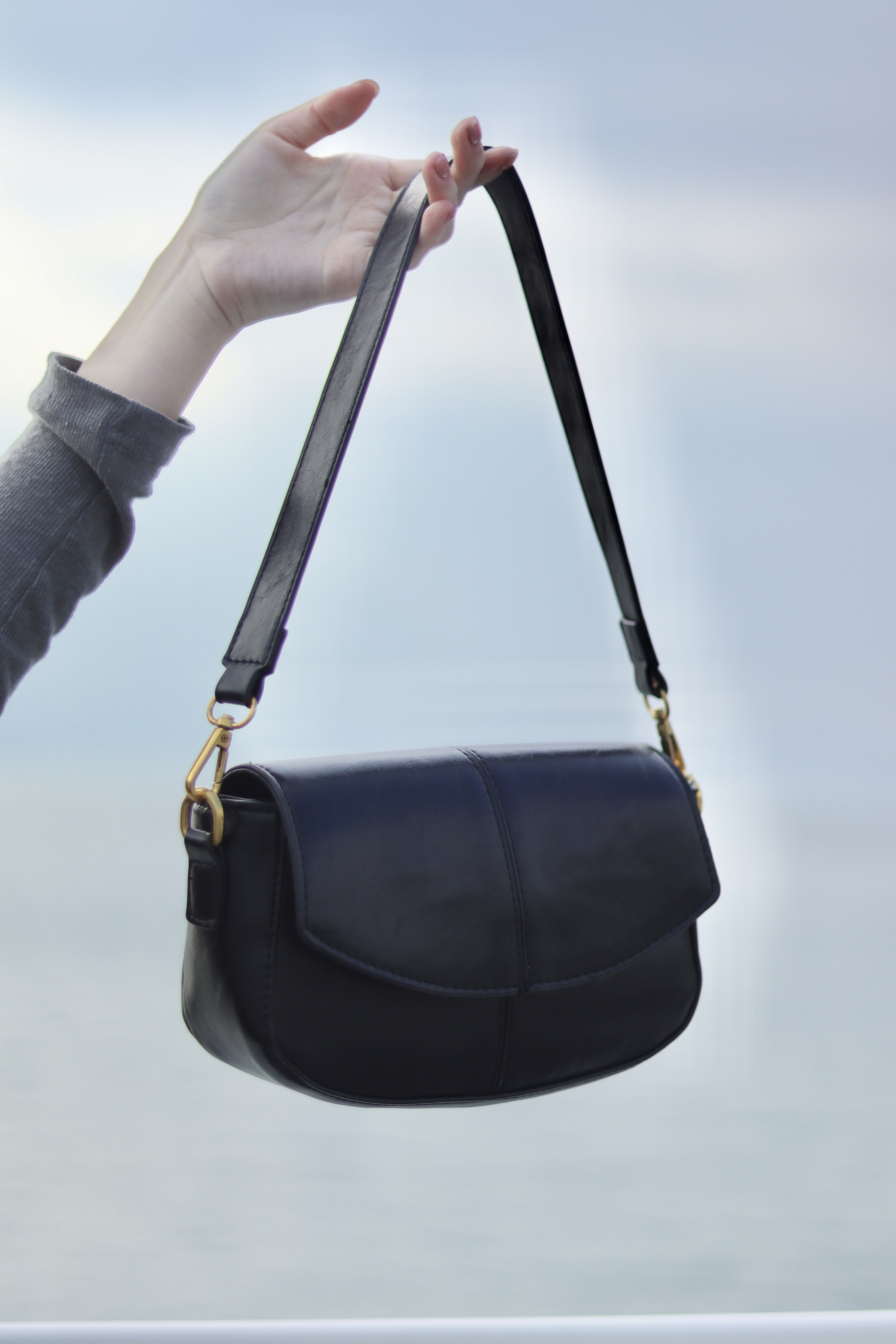 Two ways! 亮面釦帶手提/斜孭袋 新增至4色入