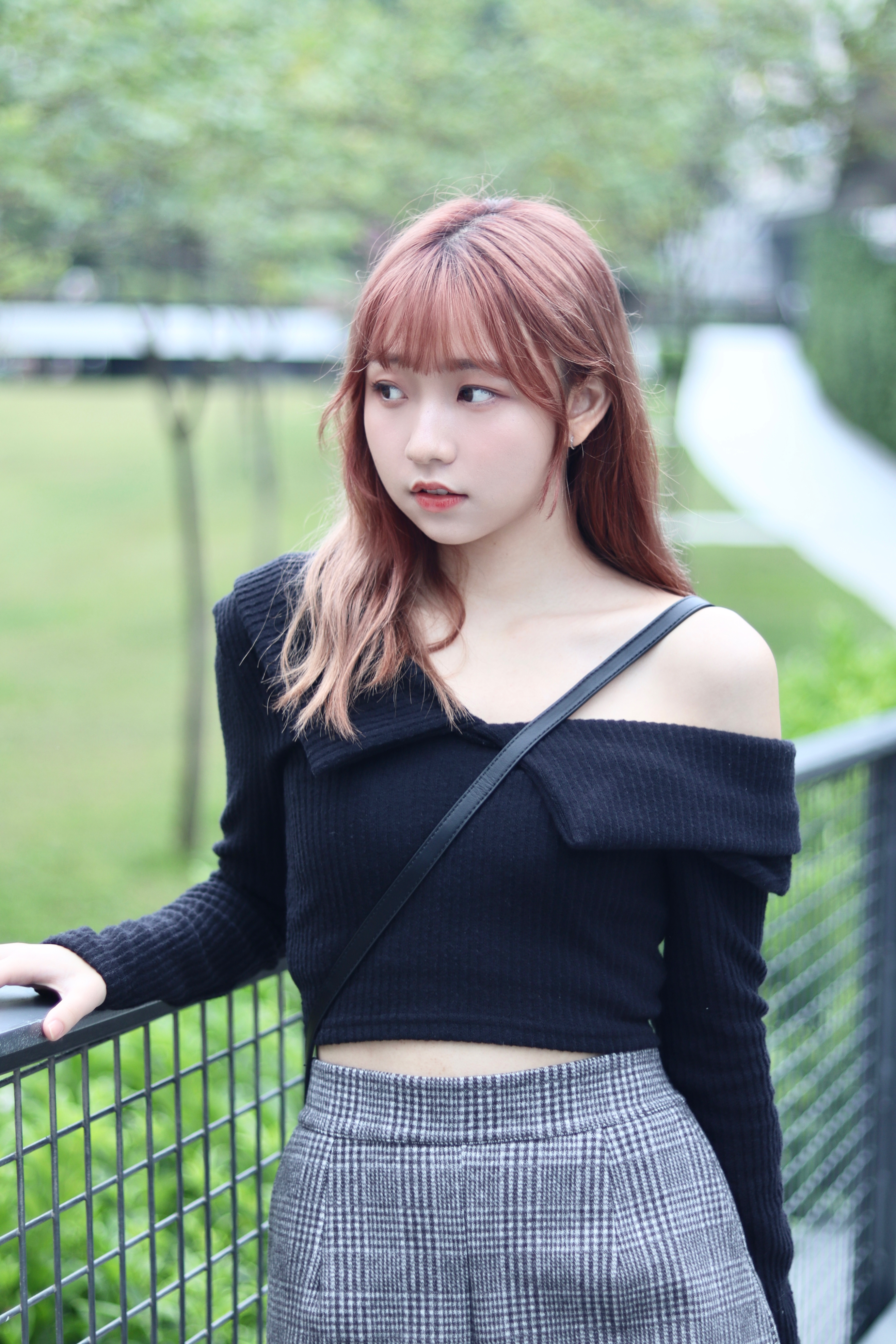 翻領小性感露鎖骨直紋短身上衣 新增至兩色入