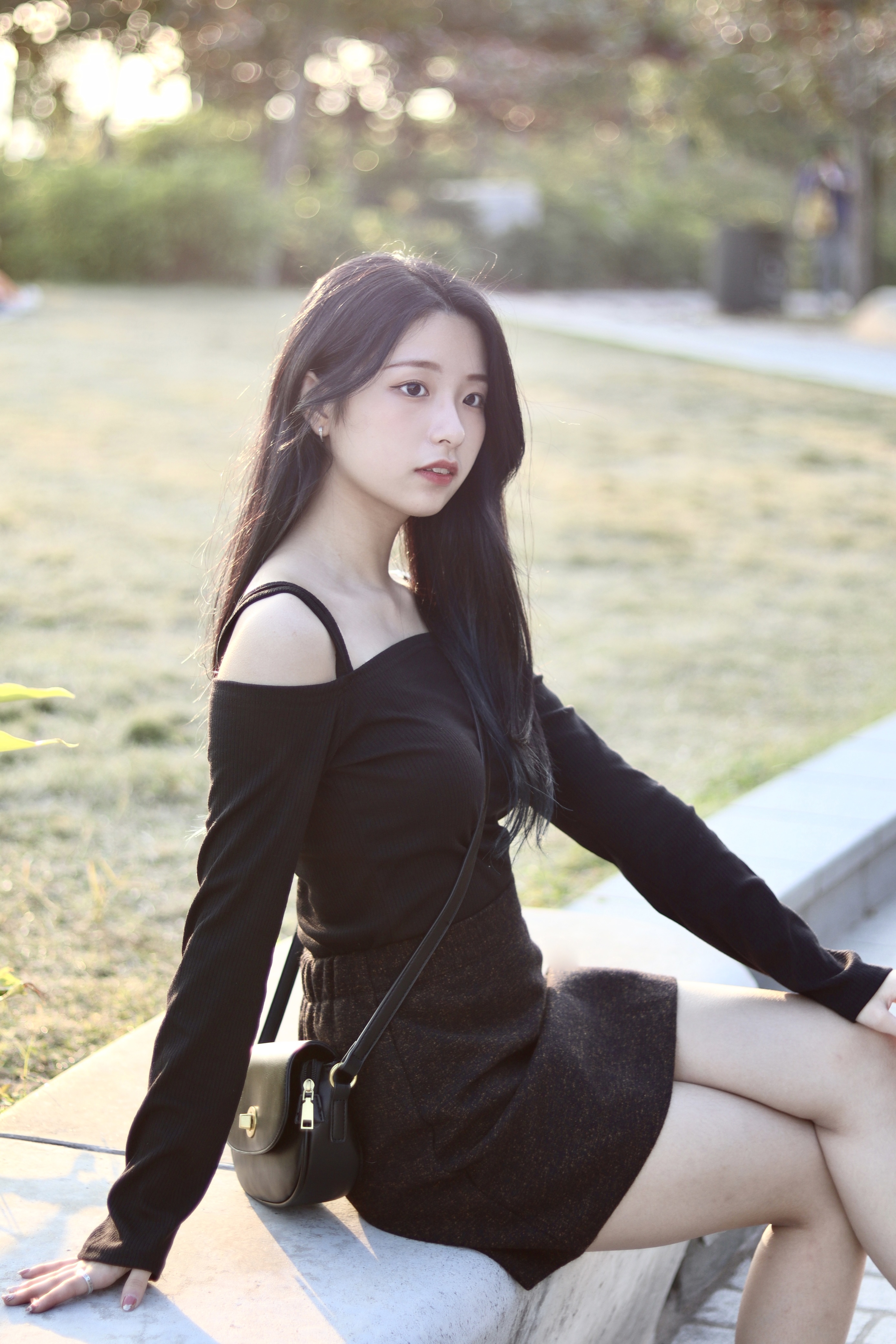 平口直間紋吊帶露肩長袖上衣 新增至兩色入