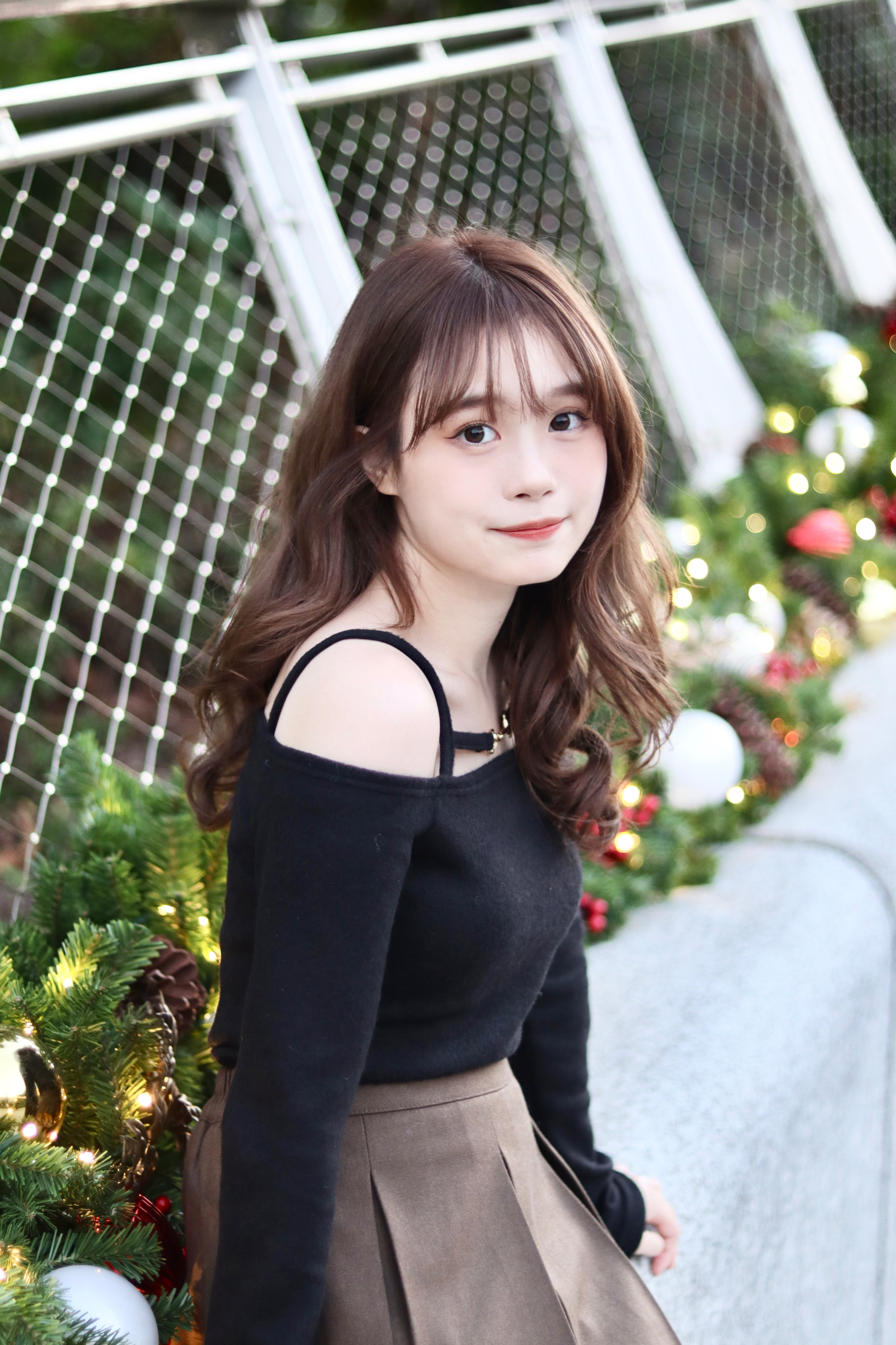 節日必備 小性感吊帶露肩一字膊金扣上衣 兩色入