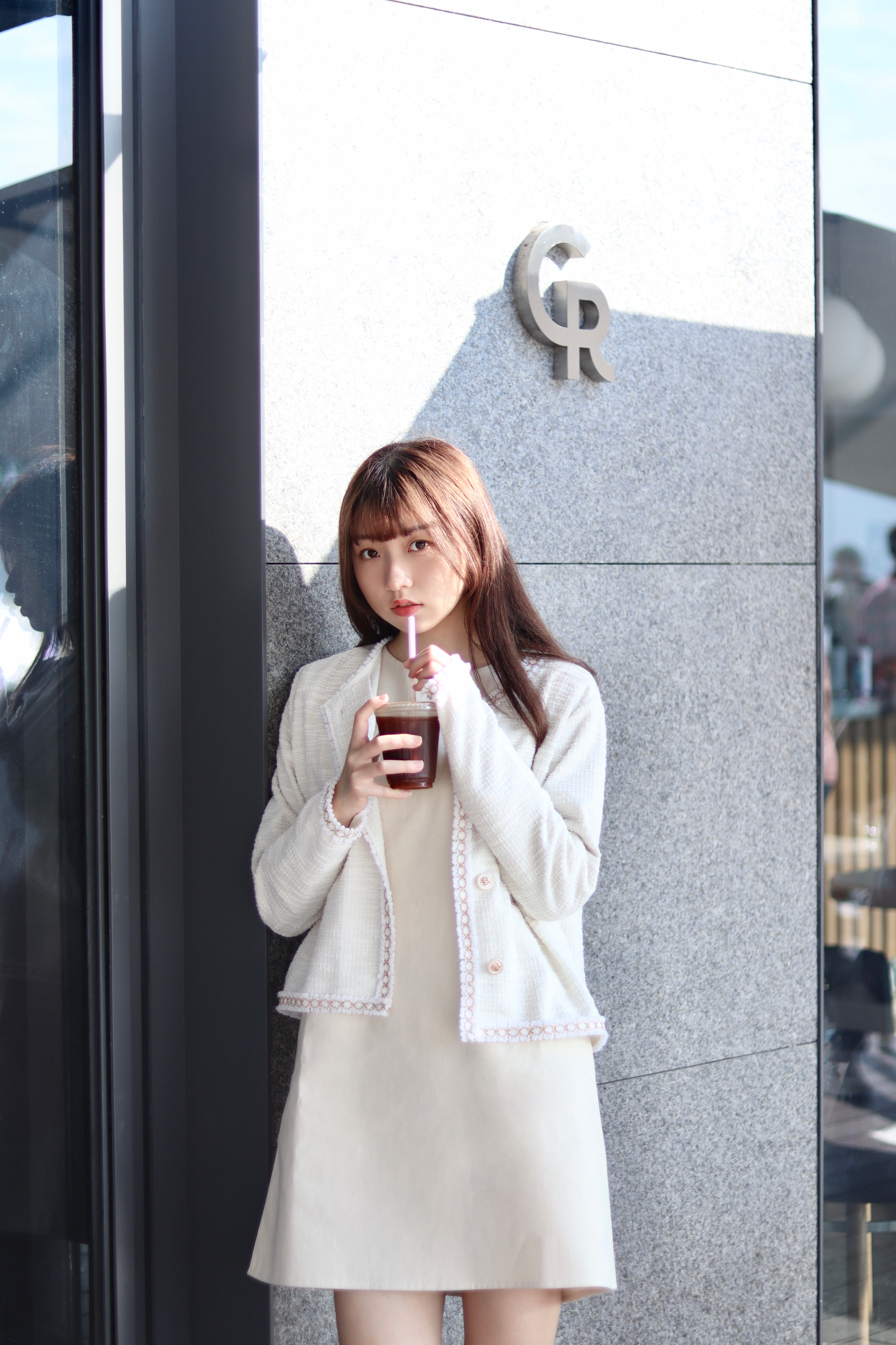 高級感的金色拼邊圓領金鈕外套