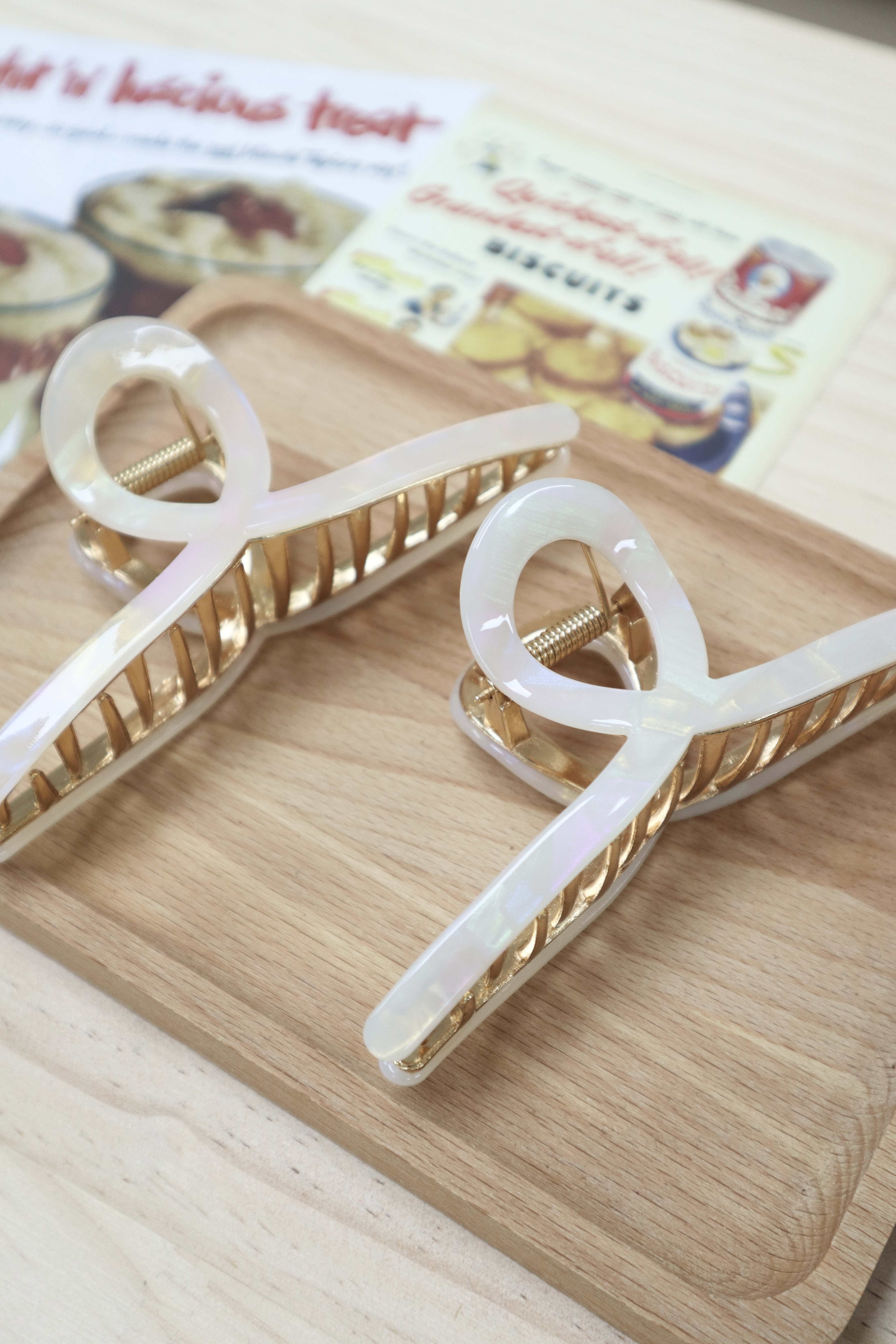 店主自留 韓國鏤空扭轉氣質鯊魚夾 新增至兩色入