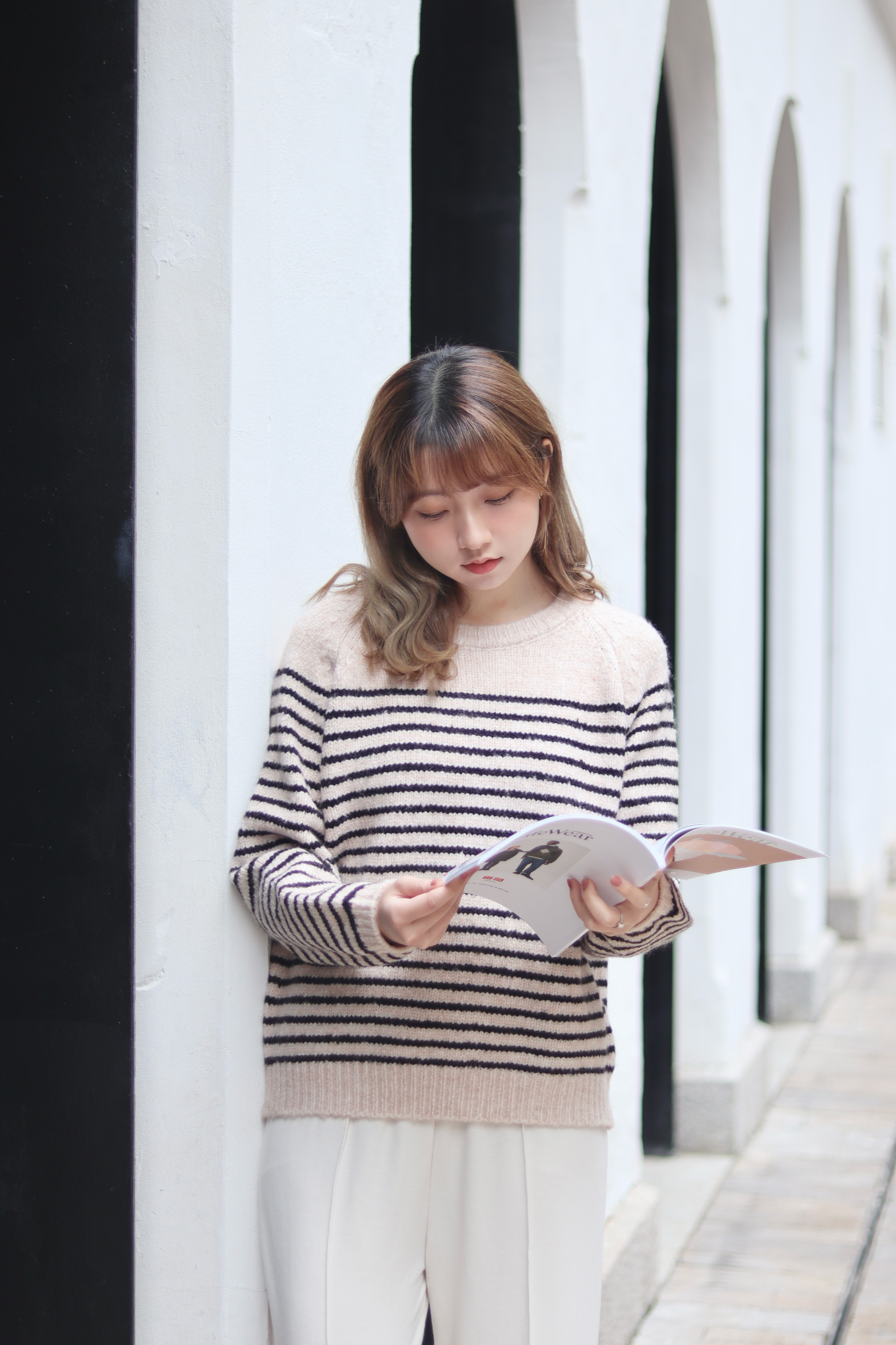 低調配色圓領寬鬆親膚間條針織上衣