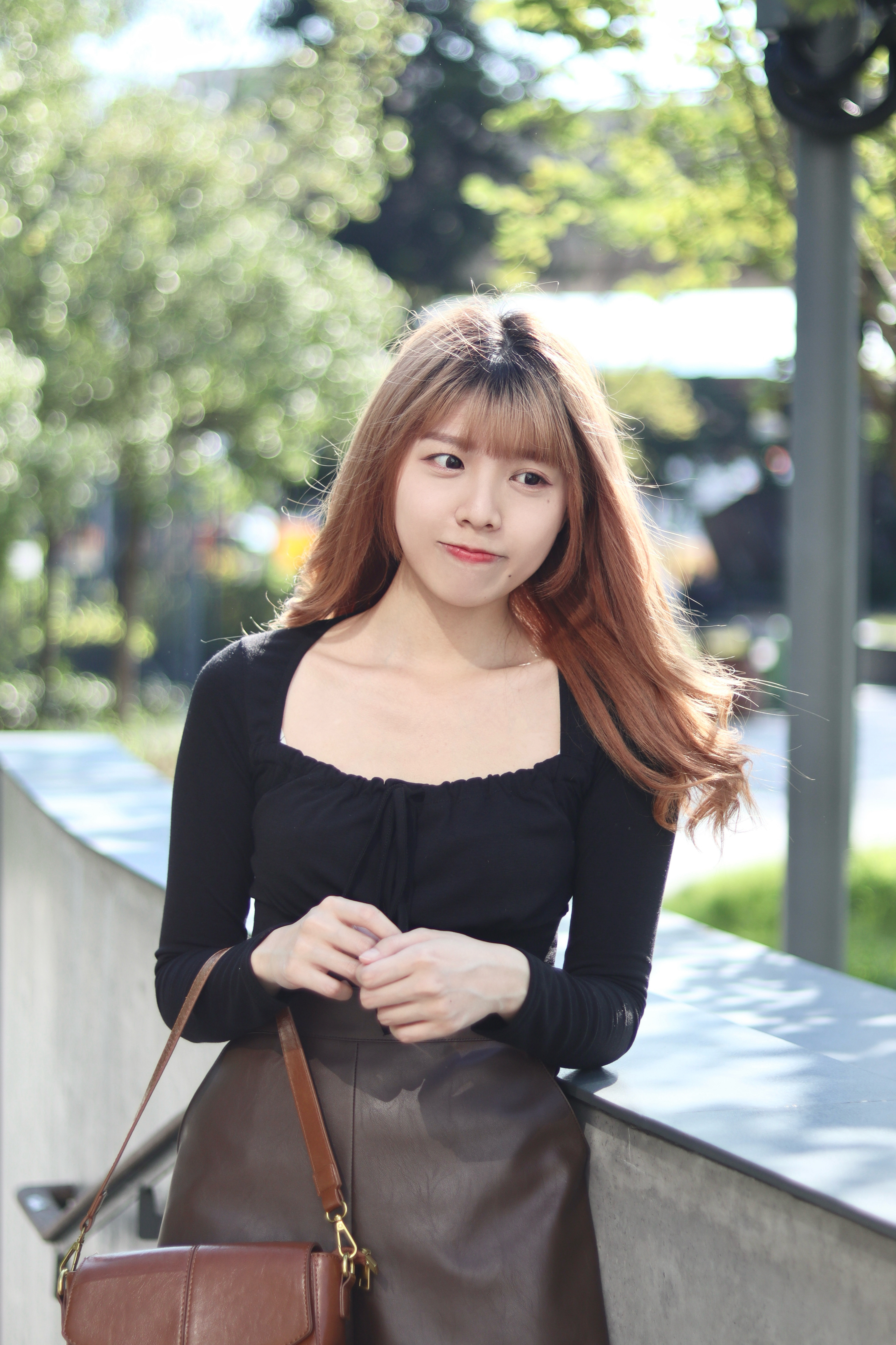 小性感大領口路露鎖骨綁結上衣 新增至兩色入