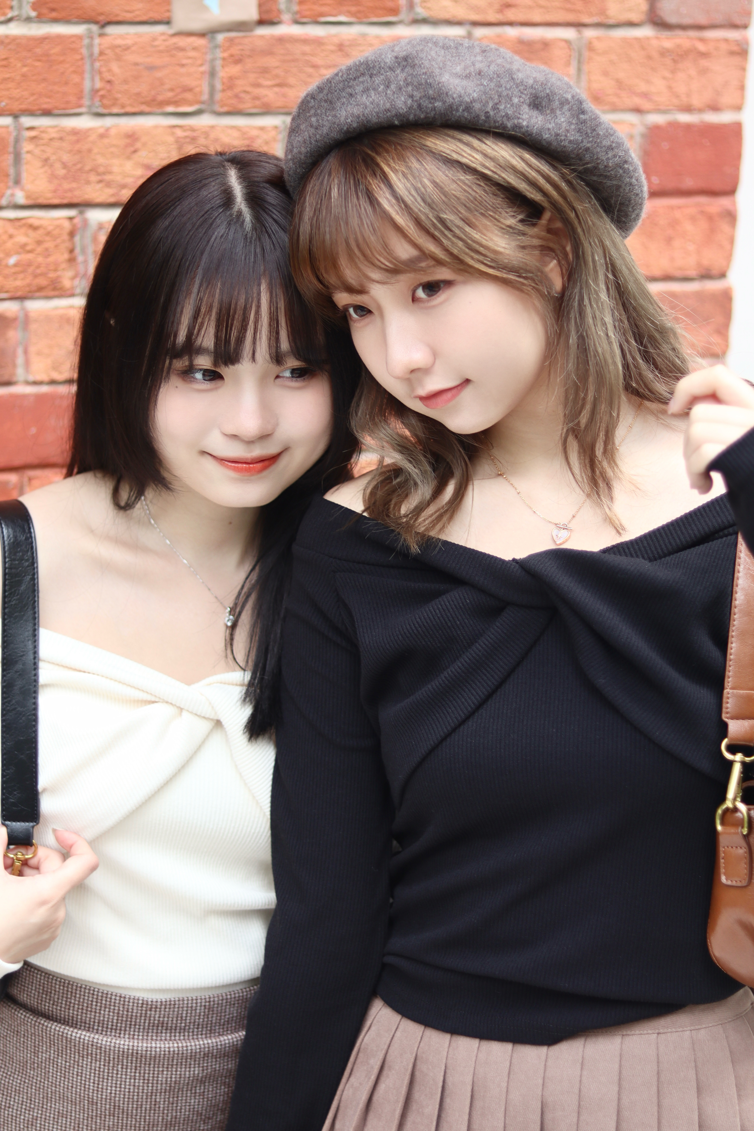 聖誕必備! 小性感扭結直坑紋露鎖骨彈性上衣 兩色入