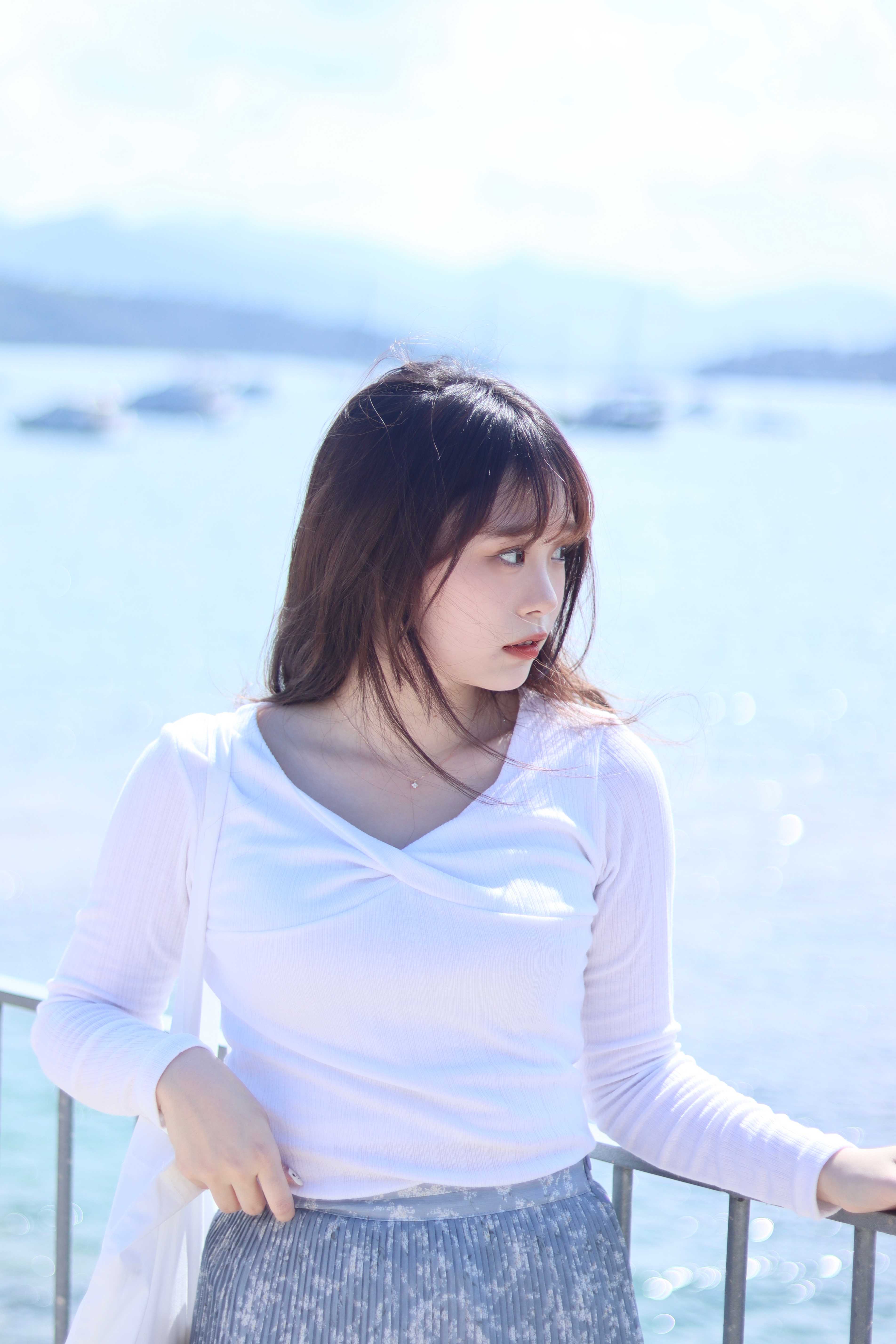 露鎖骨超顯臉小! 暗直紋扭結上衣 兩色入