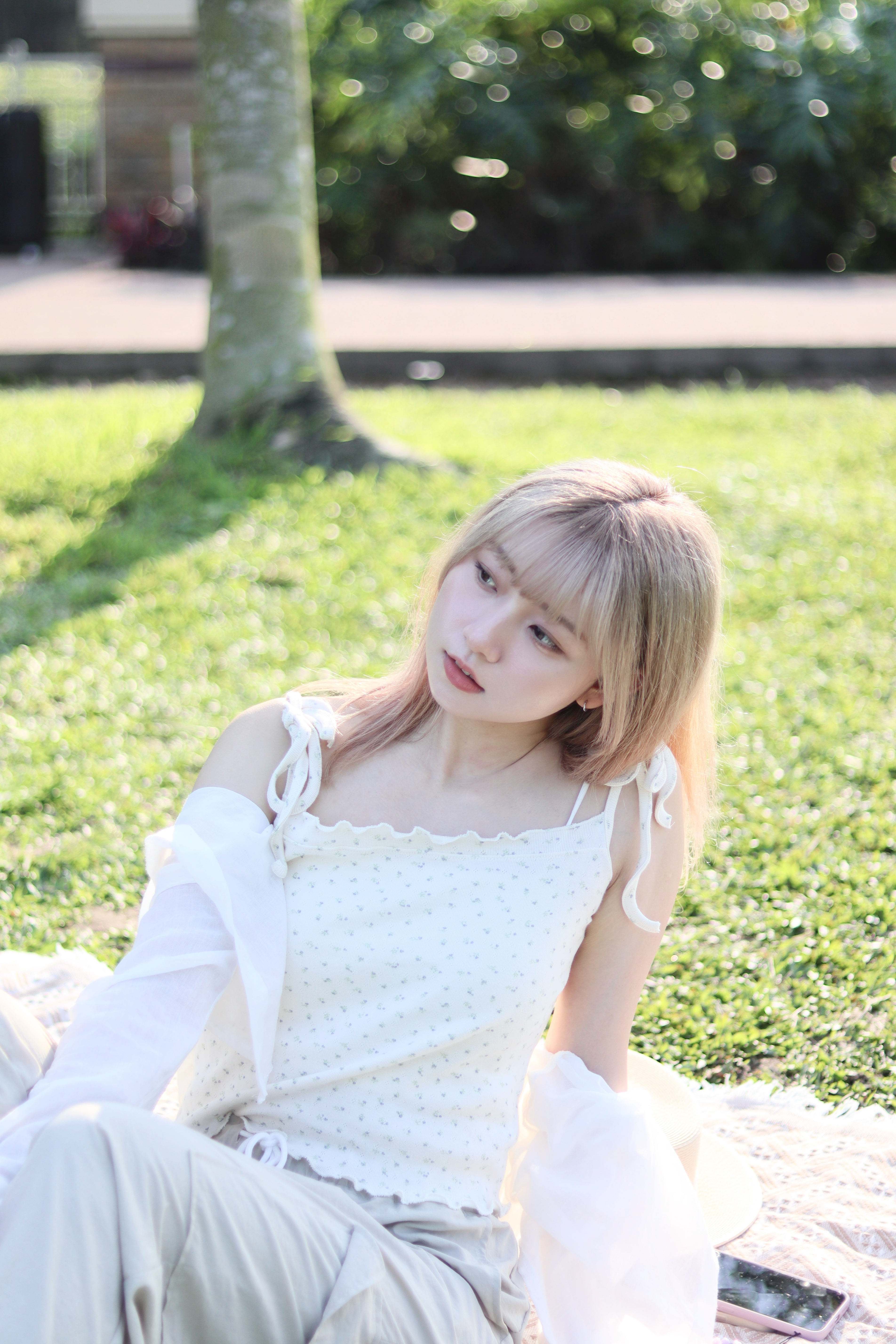 綁結吊帶可自行調節 碎花温柔小捲邊小背心