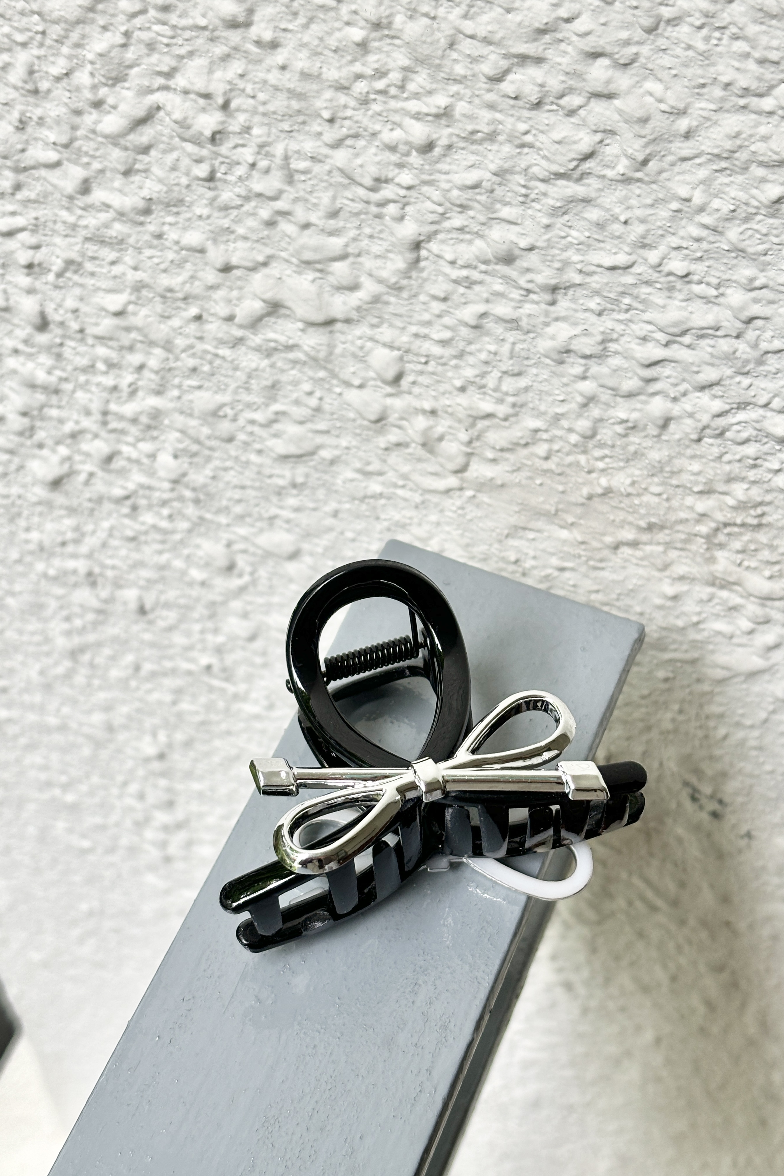 鏤空扭轉蝴蝶結短身鯊魚夾